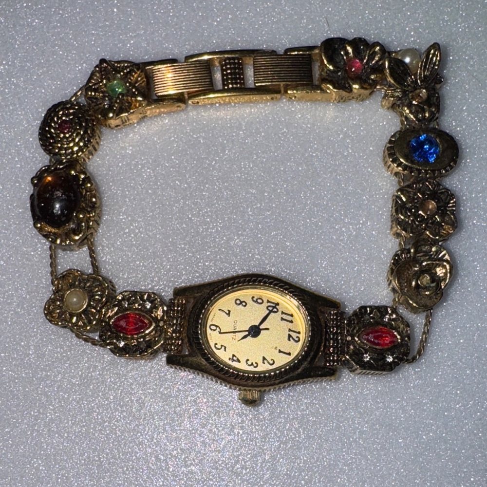Vintage Avon fashion Wristwatch with gemstone accents and a gold tone chain - Picture 3 of 5